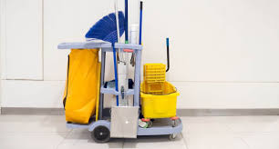 Mersin'de yeni inşa edilmiş bir evin temizlik ekibi tarafından titizlikle temizlendiği anı gösteren bir fotoğraf. Temizlik malzemeleri ve ekipmanları da resimde görülebilir.