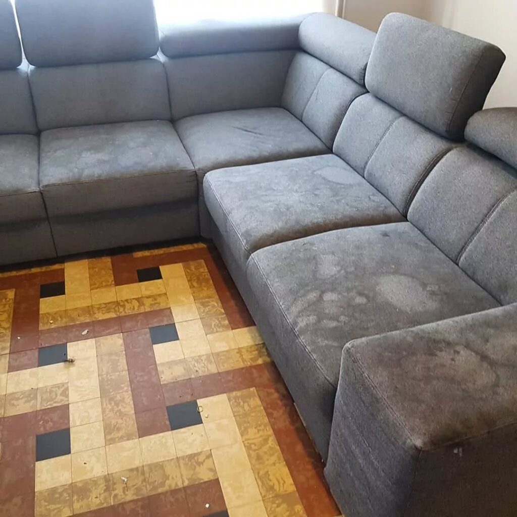 Mersin'de kirli koltukların profesyonel temizlik öncesi görüntüsü.