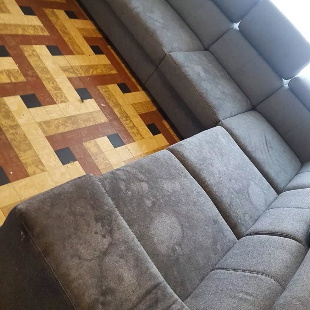 Mersin koltuk yıkama hizmeti öncesi koltukların durumu. Lekeler, toz birikimi ve yıpranmış kumaşlar için profesyonel çözümler.