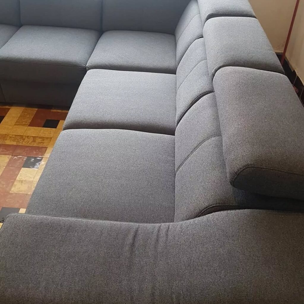 Mersin koltuk yıkama hizmeti sonrası koltuklarınızın yeni gibi taze ve hijyenik hali. Profesyonel temizlik ile lekelerden arınmış, derinlemesine hijyen sağlanmış koltuklar.